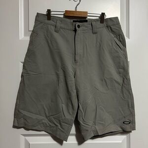 Oakley Men's Gray Golf Flat Front Shorts 32